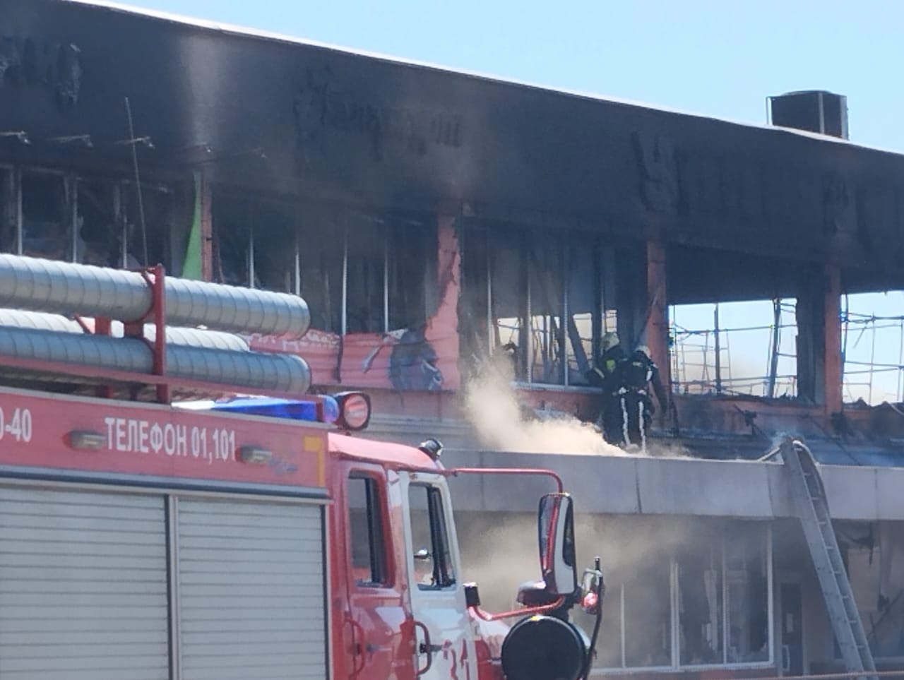 Во время тушения пожара в новошахтинском ТЦ погиб сотрудник пожарной части - фото 1