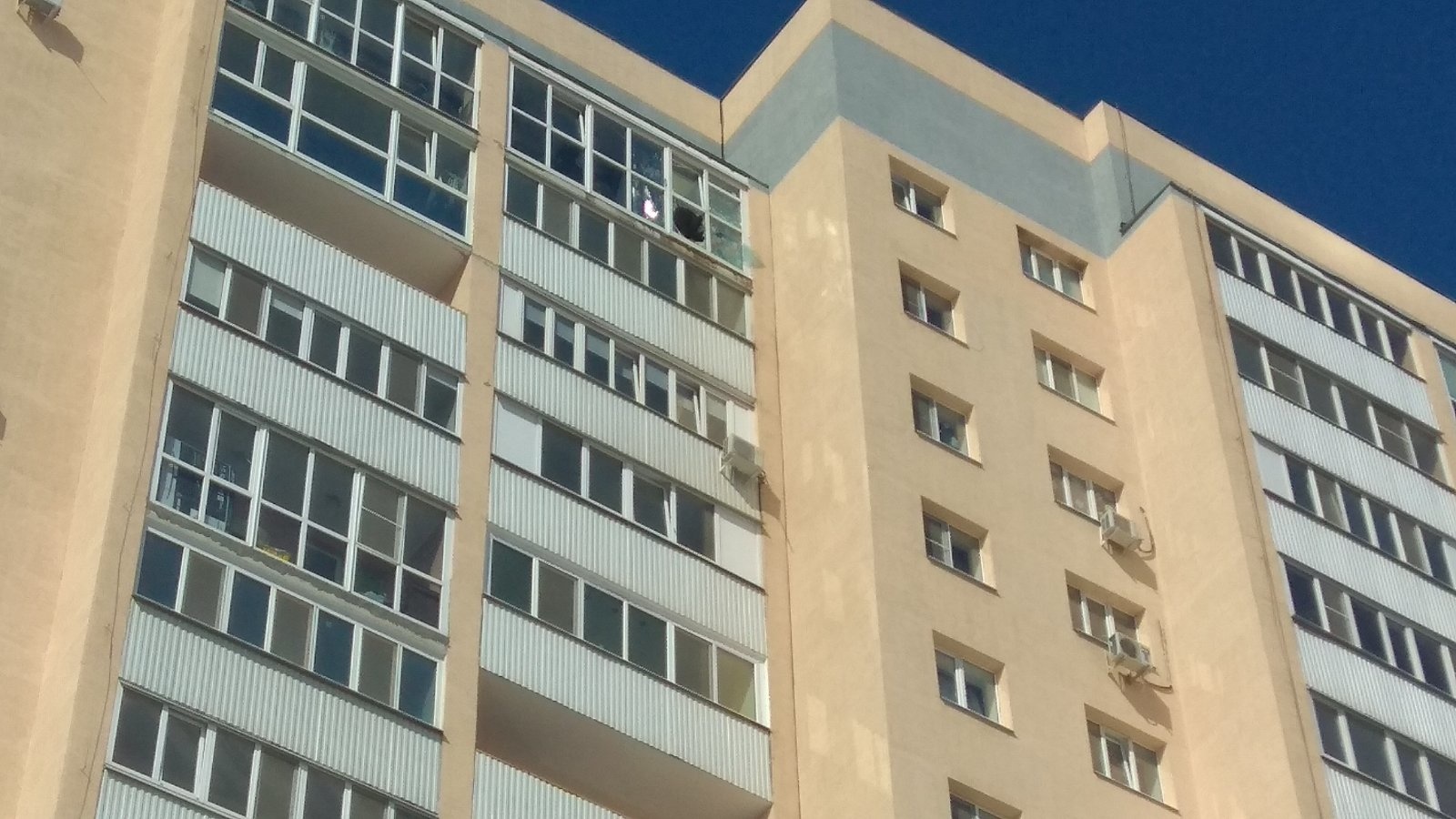 В Самаре взрывом выбило окна в 17-этажном доме в Волгаре