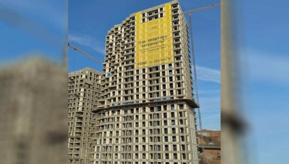 Огромный баннер в виде пакета появился на строящейся башне в Нижнем Новгороде