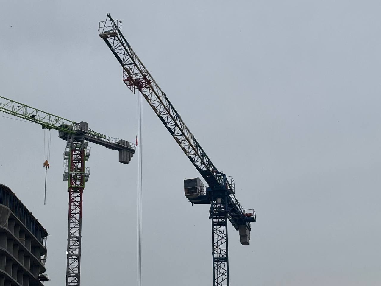 Рабочий упал с 10-метровой высоты на стройке в Ленинском районе - фото 1