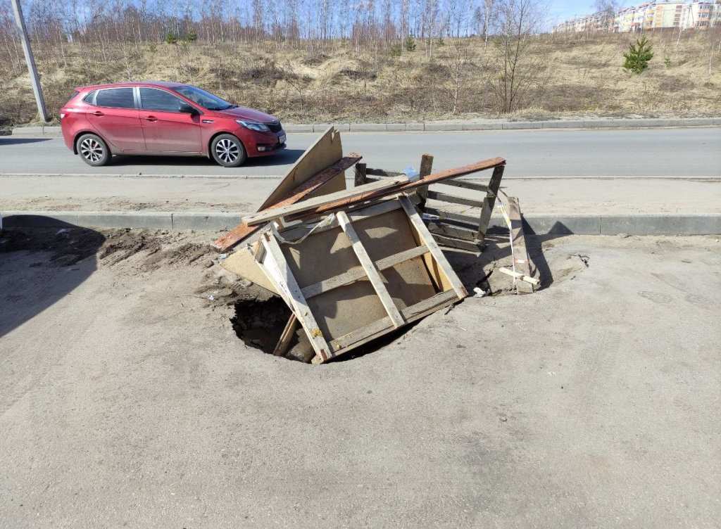 Гигантский провал образовался у тротуара в нижегородском ЖК «Окский берег» - фото 1