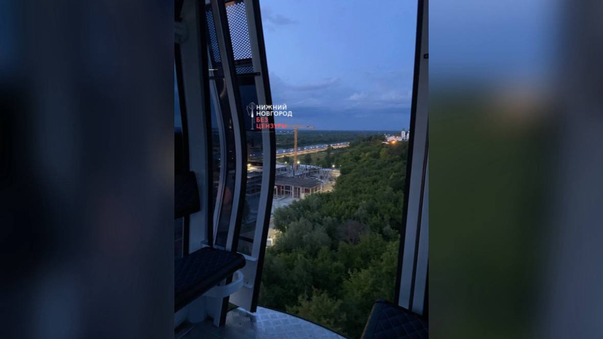 Пассажиры Борской канатки ехали с открытыми дверями кабинки на высоте 62 метра - фото 1