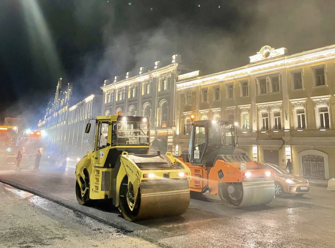 Укладка асфальта на Нижневолжской набережной идёт с опережением срока - фото 1