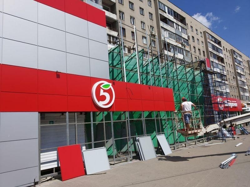 Фасад магазина «Пятерочка» в Воронеже приводят в порядок