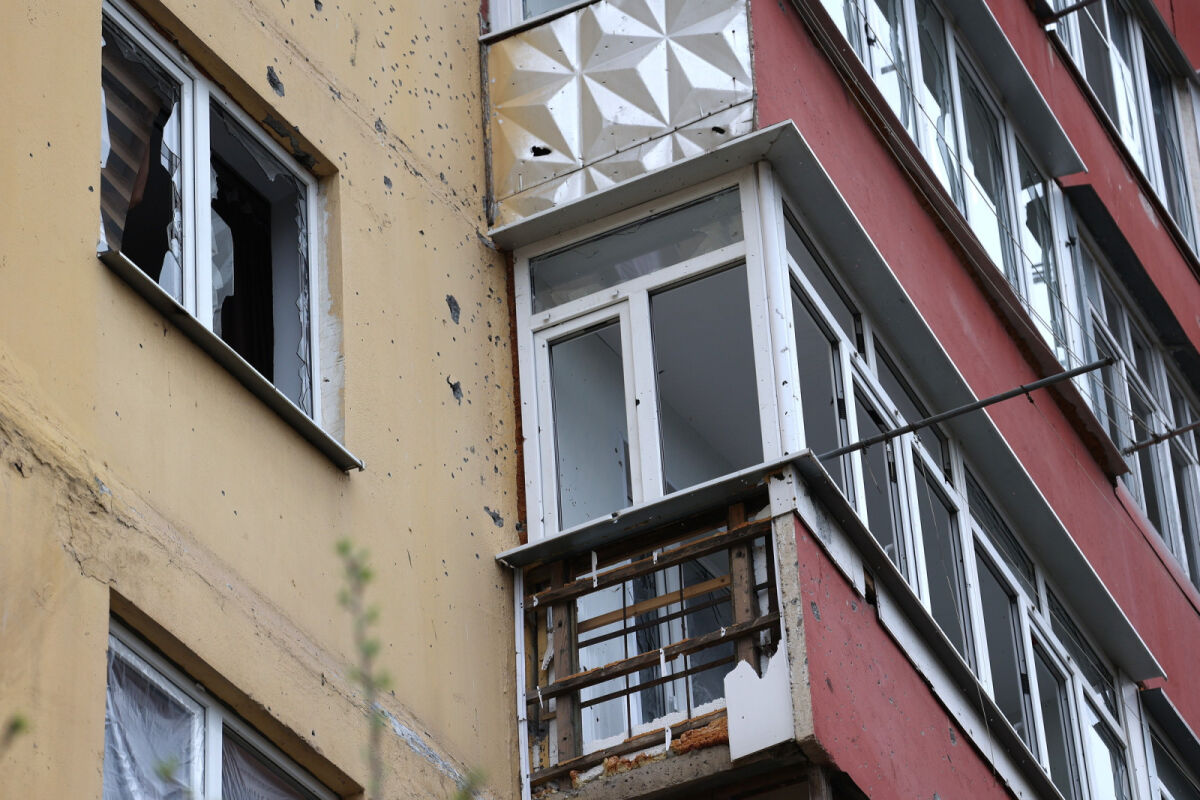 3 многоэтажки и 4 дома повреждены в результате атаки БПЛА в Таганроге - Фото 1