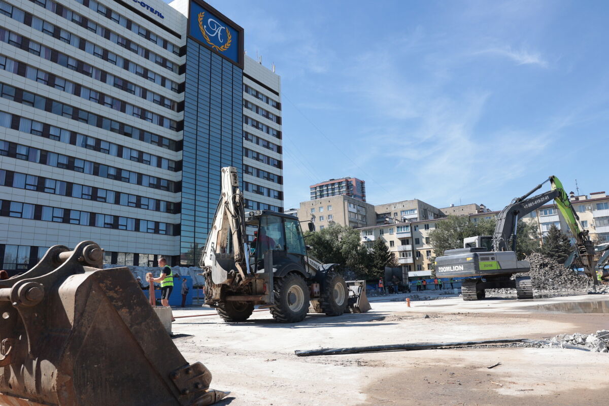 В Ростове землю под фонтан у гостиницы «Амакс» на Ленина передали городу - фото 1