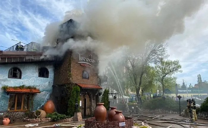 Пожарные полностью ликвидировали возгорание в ресторане на территории парка в Ростове - фото 1