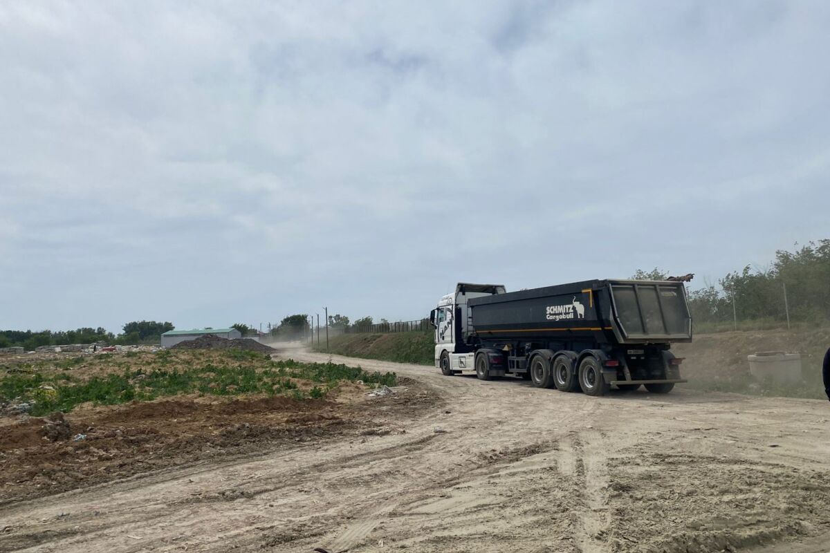Песок с мазутом из Семикаракорского района начали вывозить обратно на Кубань - Фото 1