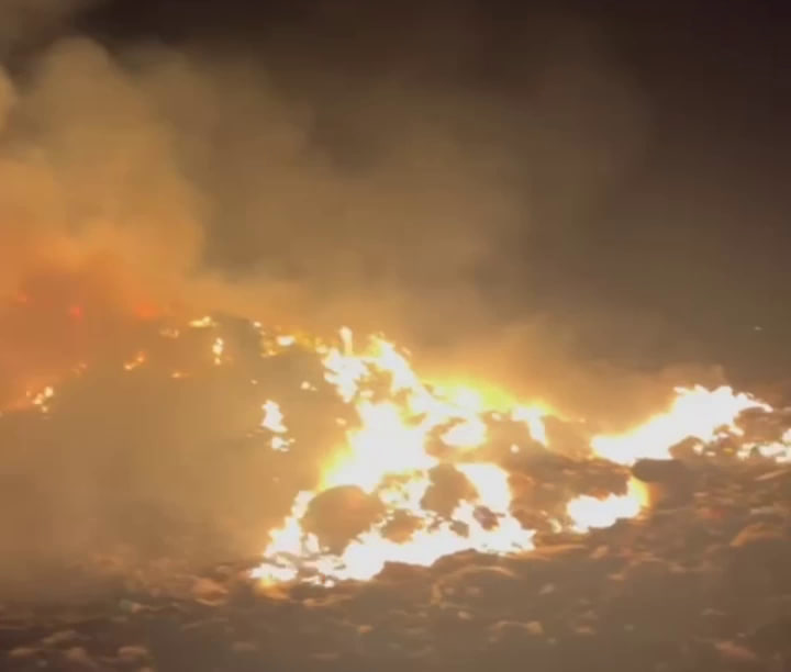 На Дону ликвидировали пожар на мусорном полигоне в Шахтах - фото 1